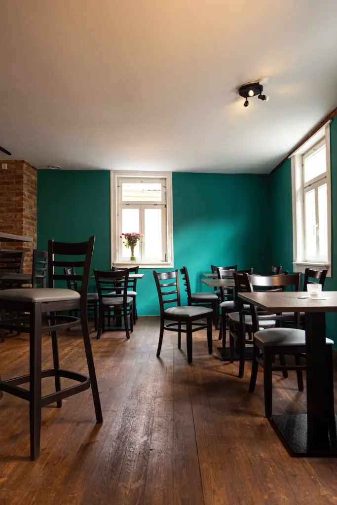 Der Gastraum im Obergeschoss der Kellys Bier und Weinlounge - fotografiert von @therealcarski